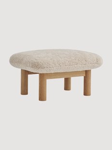 Voetenbank Brasilia van eikenhout met schapenvachtbekleding