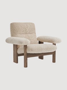 Loungefauteuil Brasilia van walnoothout met schapenvachtbekleding