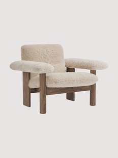Loungefauteuil Brasilia van walnoothout met schapenvachtbekleding