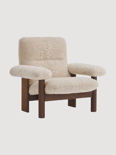 Loungefauteuil Brasilia van eikenhout met schapenvachtbekleding