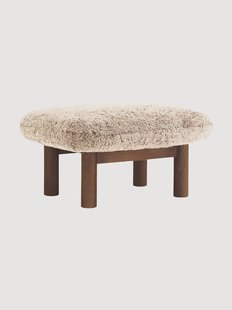 Voetenbank Brasilia van eikenhout met schapenvachtbekleding