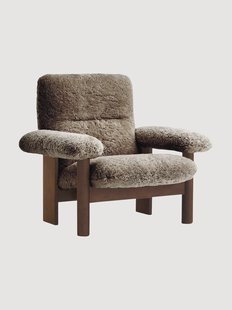 Loungefauteuil Brasilia van eikenhout met schapenvachtbekleding