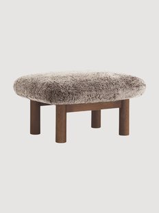 Voetenbank Brasilia van eikenhout met schapenvachtbekleding