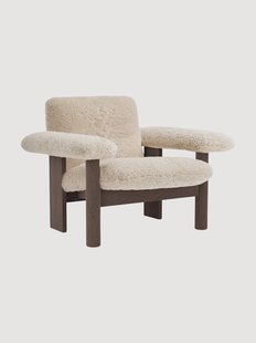 Loungefauteuil Brasilia van eikenhout met schapenvachtbekleding