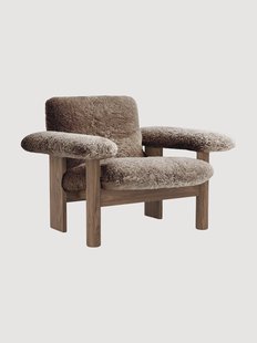 Loungefauteuil Brasilia van walnoothout met schapenvachtbekleding