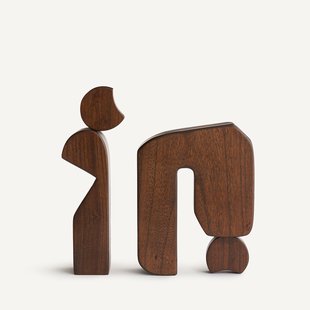 Set van 2 beeldjes van massief iepenhout met notenhoutkleur, ELORME