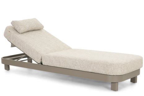 Santika Cayora ligbed