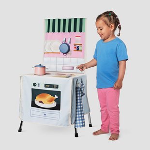 Speelkeuken. Voor een stoel