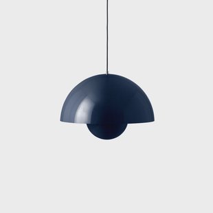 Flowerpot VP2 hanglamp, Ø 50 cm, staalblauw &Tradition - Woonkamer - Designer - Aluminium - Met lampenkap