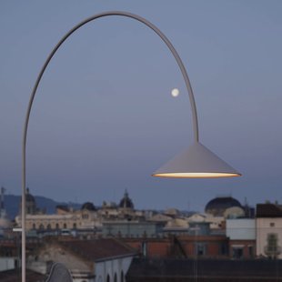 Vibia LED vloerlamp OUT, beige Hoogte 242 cm IP44 2.700K