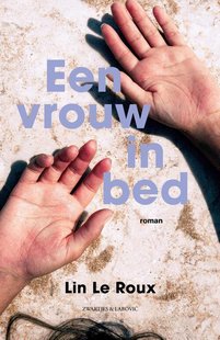 Een vrouw in bed