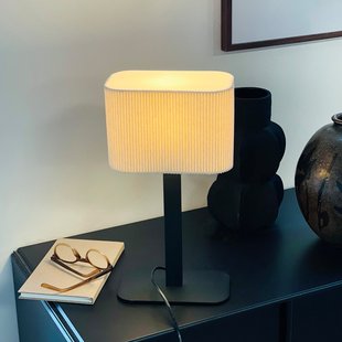 Calix tafellamp naturel/zwart Dyberg Larsen - Woonkamer - Designer - Stof - Met lampenkap