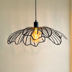Bloemen hanglamp matzwart Blumen Dyberg Larsen - Woonkamer - Designer - Metaal - Met lampenkap