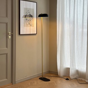 Arch vloerlamp, zwart/messing, 143 cm Dyberg Larsen - Woonkamer - Vintage / Retro - Metaal - Met lampenkap
