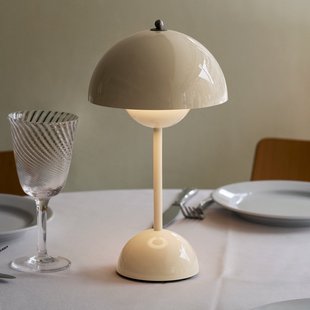 Flowerpot VP9 LED tafellamp, crème, IP44 &Tradition - Woonkamer - Designer - Kunststof - Met lampenkap