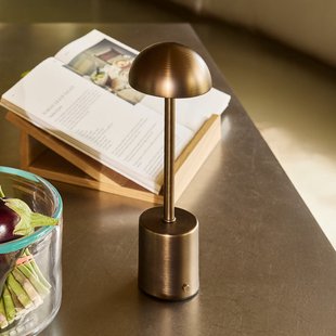 Taten LED tafellamp met batterij, bruin messing, hoogte 30 cm Hübsch - Terras - Modern - Metaal - Met lampenkap