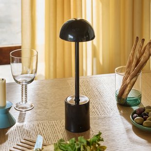 Taten LED tafellamp op accu, zwart, hoogte 30 cm Hübsch - Terras - Modern - Metaal - Met lampenkap