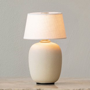 TORSO draagbare accu-tafellamp, zandkleurig, 20 cm Audo Copenhagen - Woonkamer - Designer - Keramiek - Met lampenkap