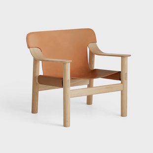 HAY Bernard fauteuil Leer brandy, watergedragen gelakt eiken onderstel