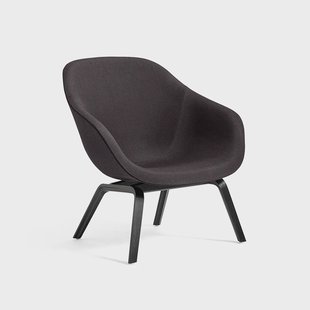 HAY About a Lounge 83 loungestoel Black dark brown melange – zwarte eiken poten