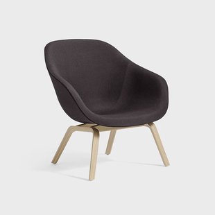 HAY About a Lounge 83 loungestoel Stof black dark brown melange – gezeept eiken onderstel