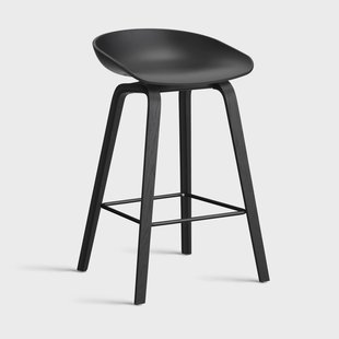 HAY About a Stool 32 Low barkruk zwart eiken onderstel 2.0 Zwart – zwart stalen steun