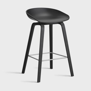HAY About a Stool 32 Low barkruk zwart eiken onderstel 2.0 Zwart – roestvrijstalen steun