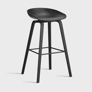 HAY About a Stool 32 High barkruk zwart eiken onderstel 2.0 Zwart – zwart stalen steun