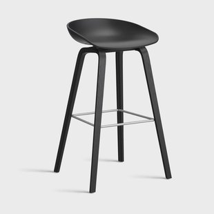 HAY About a Stool 32 High barkruk zwart eiken onderstel 2.0 Zwart – roestvrijstalen steun