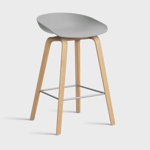 HAY About a Stool 32 Low barkruk gelakt eiken onderstel 2.0 Concrete grey – roestvrijstalen steun