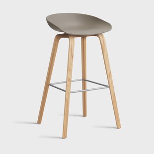 HAY About a Stool 32 High barkruk gelakt eiken onderstel 2.0 Khaki – roestvrijstalen steun