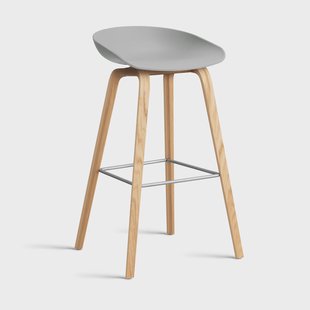 HAY About a Stool 32 High barkruk gelakt eiken onderstel 2.0 Concrete grey – roestvrijstalen steun