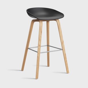 HAY About a Stool 32 High barkruk gelakt eiken onderstel 2.0 Zwart – roestvrijstalen steun