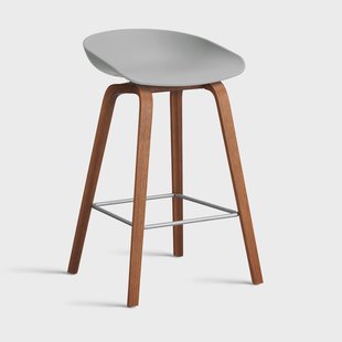 HAY About a Stool 32 Low barkruk walnoot onderstel 2.0 Concrete grey – roestvrijstalen steun