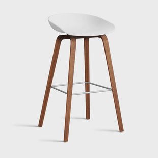 HAY About a Stool 32 High barkruk walnoot onderstel 2.0 Wit – roestvrijstalen steun
