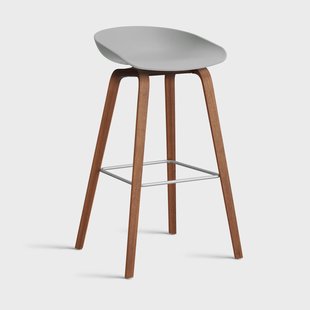 HAY About a Stool 32 High barkruk walnoot onderstel 2.0 Concrete grey – roestvrijstalen steun