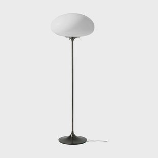 GUBI Stemlite vloerlamp Black chrome-opaalglas, 110 cm