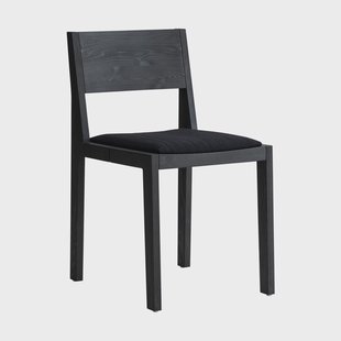 Vaarnii 016 Maasto Dining Chair stoel Zwart gebeitst grenen, gestoffeerde zitting zwart