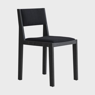 Vaarnii 016 Maasto Dining Chair stoel Zwart gebeitst grenen, voorkant gestoffeerd zwart