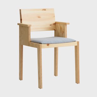 Vaarnii 016 Maasto Dining Armchair armstoel Mat geolied en gewaxt grenen, gestoffeerde zitting grijs