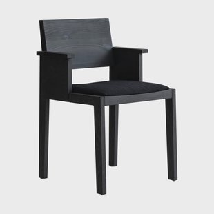 Vaarnii 016 Maasto Dining Armchair armstoel Zwart gebeitst grenen, gestoffeerde zitting zwart