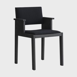 Vaarnii 016 Maasto Dining Armchair armstoel Zwart gebeitst grenen, voorkant gestoffeerd zwart