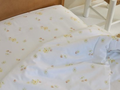 Yumeko Kinderhoeslaken katoensatijn flower valley 70x150x15 100% biologisch katoen, satijn geweven