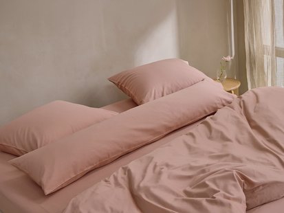 Yumeko Kussensloop zijslaper katoensatijn cosmea pink 37x160 100% biologisch en fairtrade katoen, satijn geweven