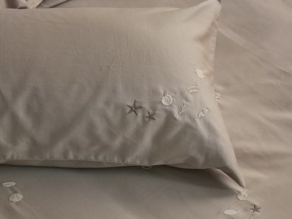 Yumeko Kussensloop katoensatijn warm taupe seashell 40x80 100% biologisch en fairtrade katoen, satijn geweven