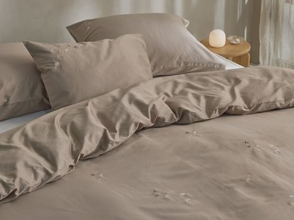 Yumeko Kussensloop katoensatijn warm taupe seashell 50x60 100% biologisch en fairtrade katoen, satijn geweven