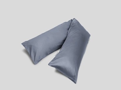 Yumeko Kussensloop zijslaper katoensatijn misty blue 37x160 100% biologisch en fairtrade katoen, satijn geweven