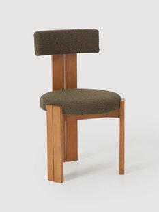 Houten eetstoel Katya met boucl&eacute; bekleding