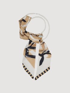 Sjaal Brown met parelketting