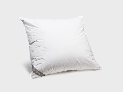 Yumeko Kussen dons 65x65 medium 
Vulling: 90% eendendons, 10% eendenveertjes
Tijk: 100% biologisch katoen